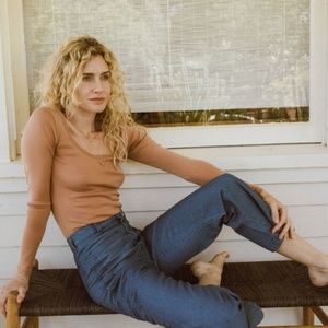 Doen long-sleeve Romy tee in warm maple!